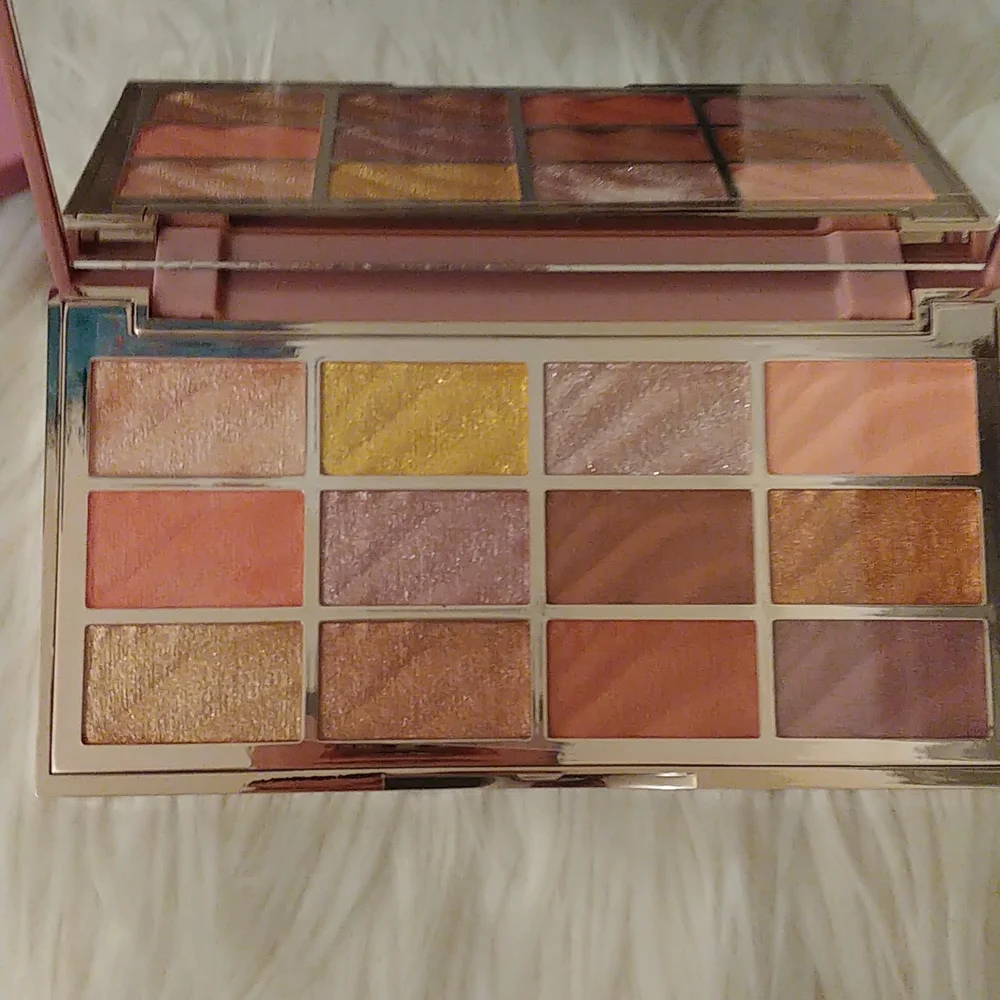 💝FIRM! NWT CIATE LONDON THE VELVET EYESHADOW PALETTE